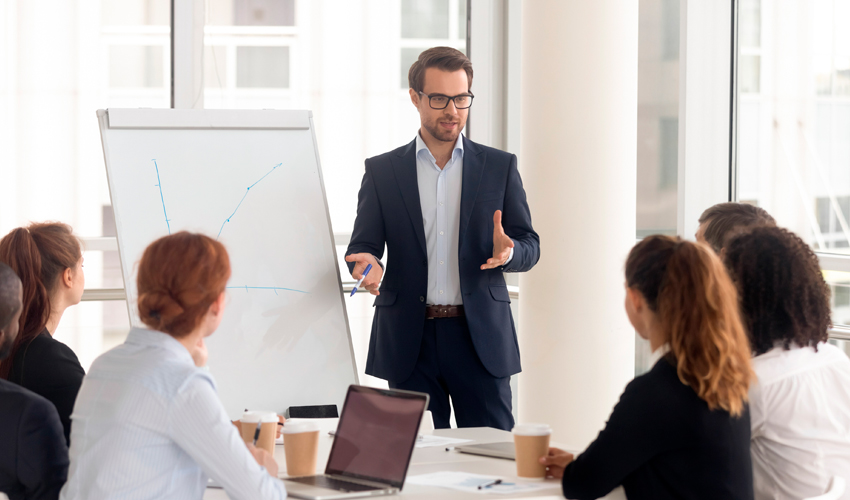 En la foto se puede apreciar a un Administrador Público exponiendo a otras personas sobre su punto de vista de un proyecto. Foto extraída de iStockphoto y utilizada por Iplacex.